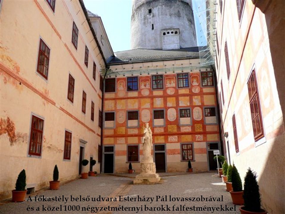 A főkastély belső udvara Esterházy Pál lovasszobrával