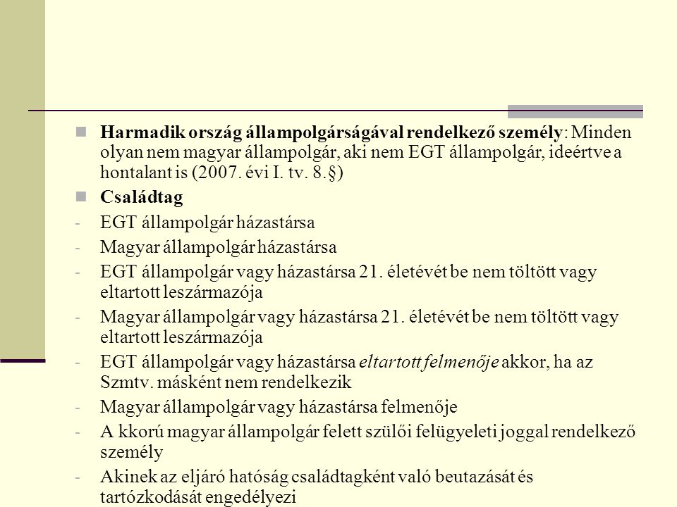 Harmadik ország állampolgárságával rendelkező személy: Minden olyan nem magyar állampolgár, aki nem EGT állampolgár, ideértve a hontalant is (2007. évi I. tv. 8.§)