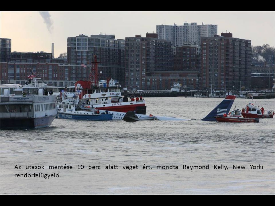 Az utasok mentése 10 perc alatt véget ért, mondta Raymond Kelly, New Yorki rendőrfelügyelő.