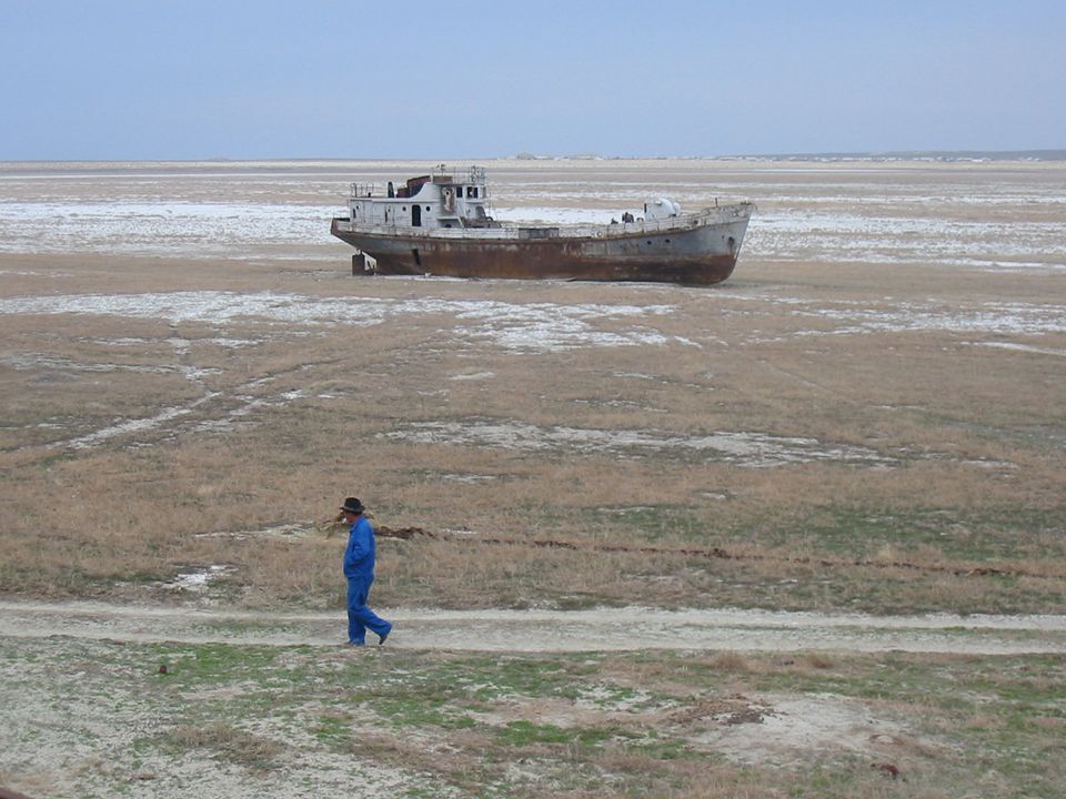 Fejlődés másik oldala Aral-tó kiszáradása DélÁzsia: esőerdők kiirtása: