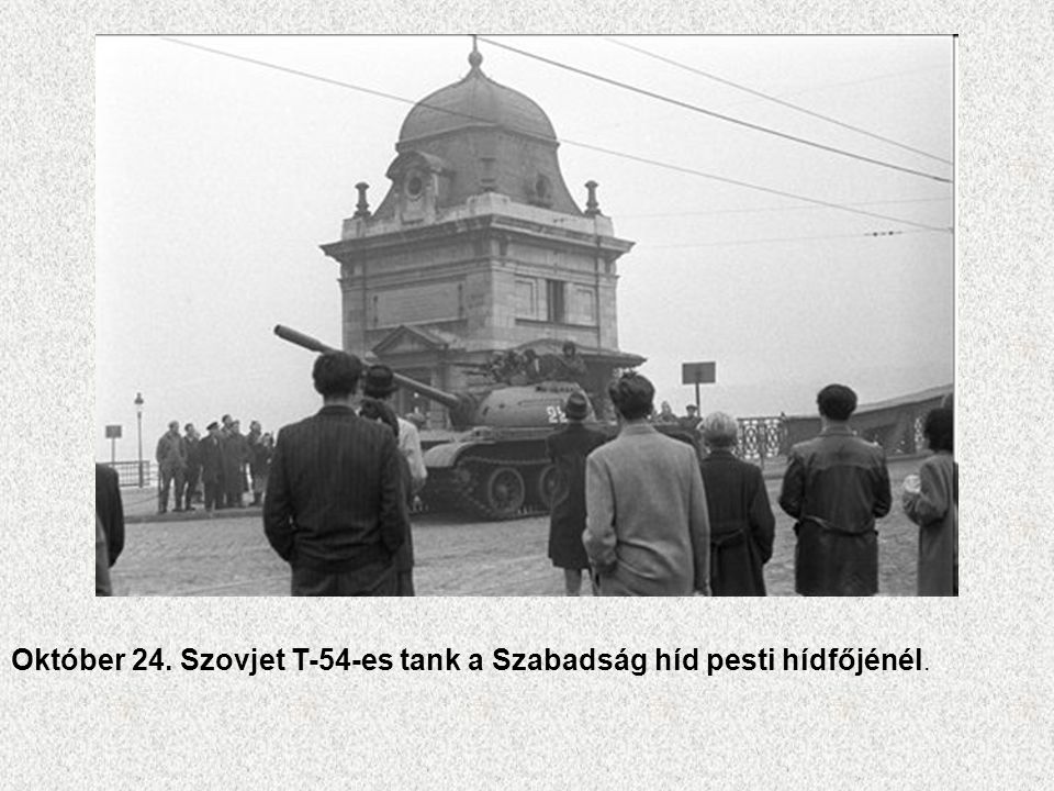 Október 24. Szovjet T-54-es tank a Szabadság híd pesti hídfőjénél.