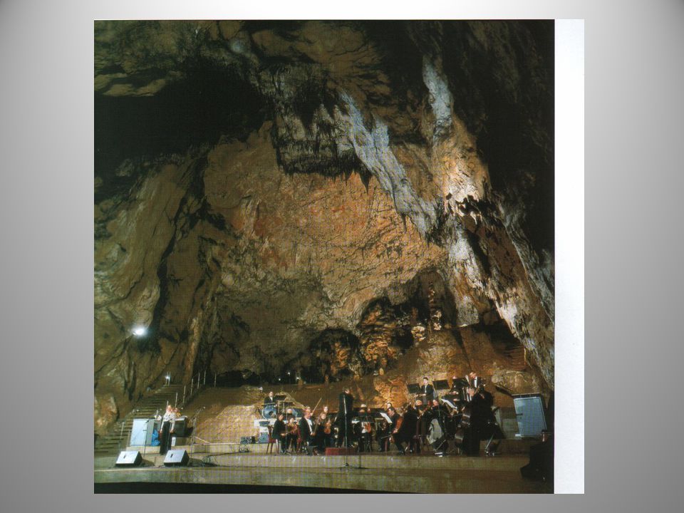 A Baradla-barlang kiváló akusztikájú, kivételes hangversenytermében egyedi élményt jelentő komolyzenei barlangkoncerteket rendeznek.