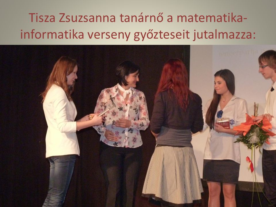 Tisza Zsuzsanna tanárnő a matematika-informatika verseny győzteseit jutalmazza: