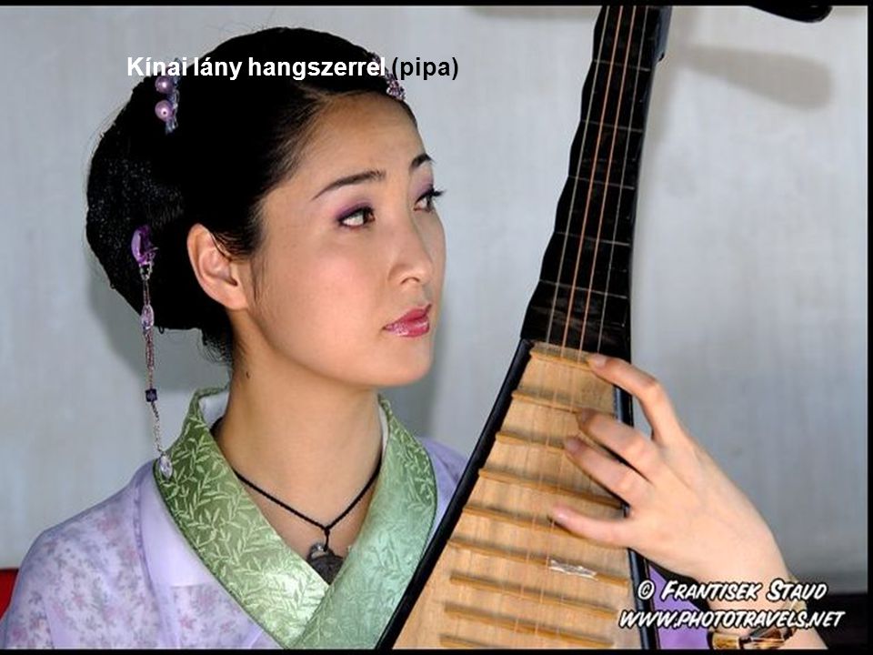 Kínai lány hangszerrel (pipa)