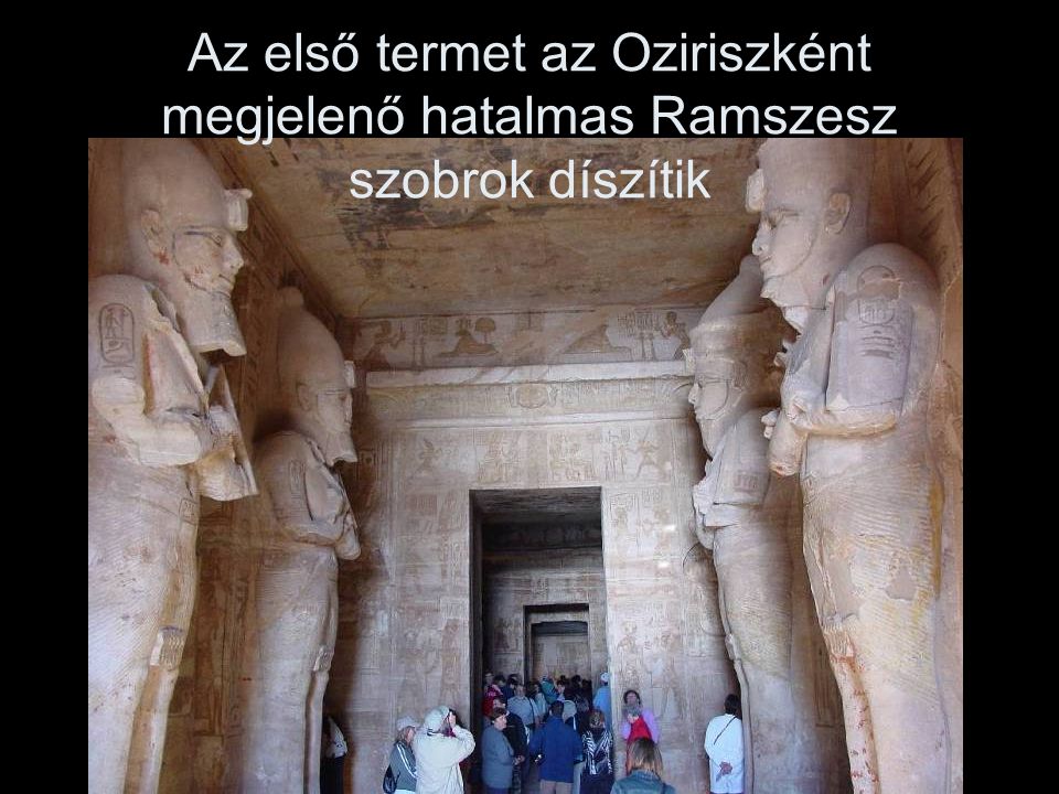 Az első termet az Oziriszként megjelenő hatalmas Ramszesz szobrok díszítik