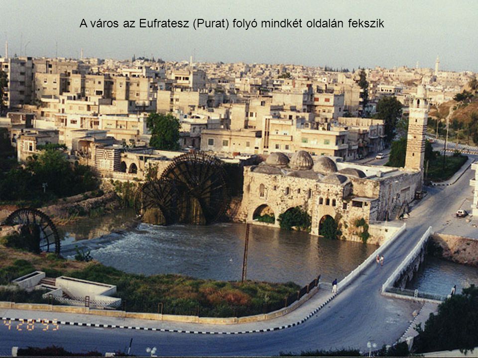 A város az Eufratesz (Purat) folyó mindkét oldalán fekszik