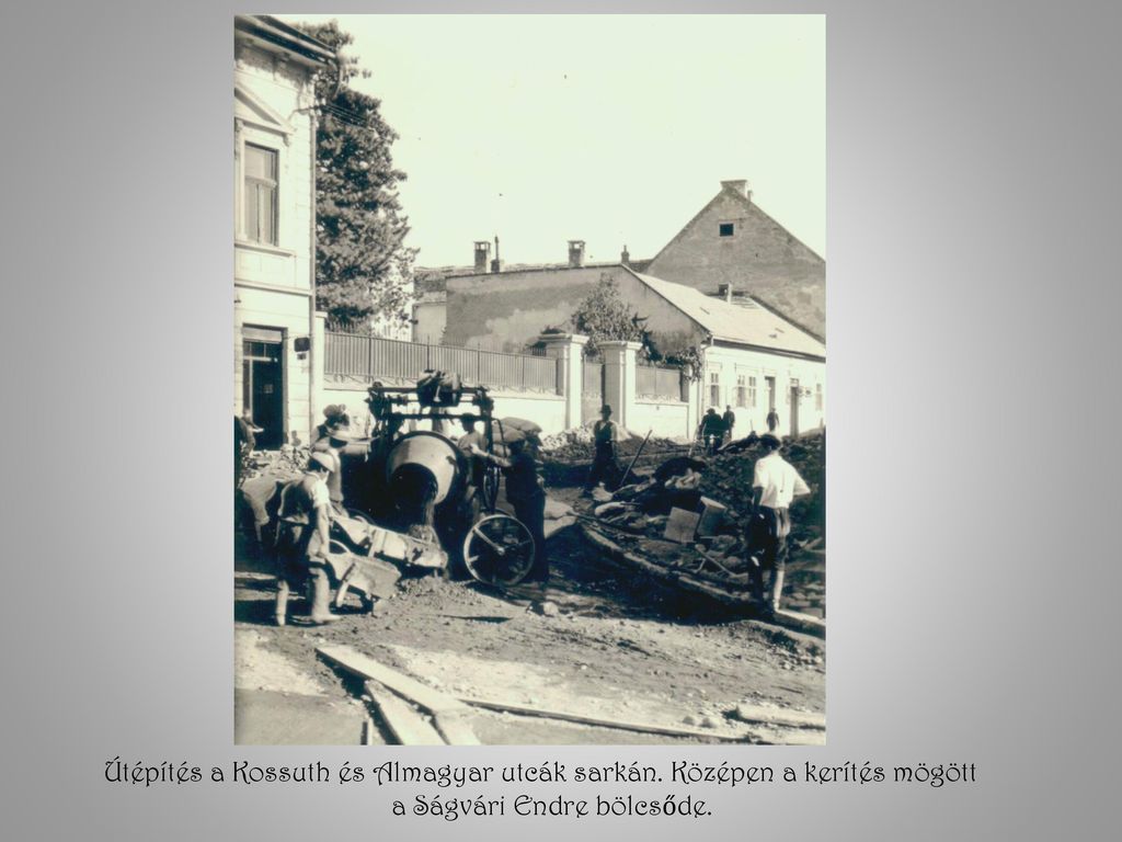 Útépítés a Kossuth és Almagyar utcák sarkán. Középen a kerítés mögött