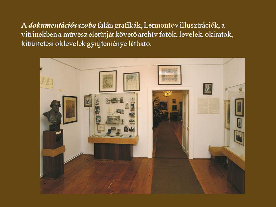 A dokumentációs szoba falán grafikák, Lermontov illusztrációk, a vitrinekben a művész életútját követő archív fotók, levelek, okiratok, kitűntetési oklevelek gyűjteménye látható.