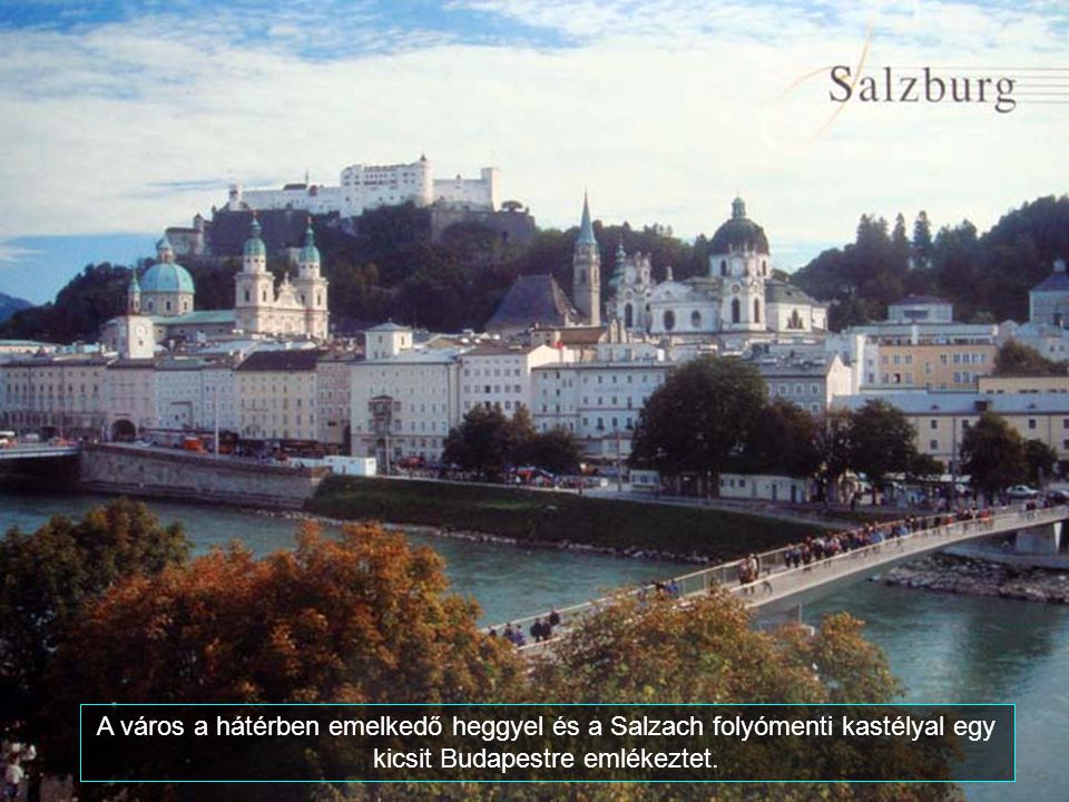 A város a hátérben emelkedő heggyel és a Salzach folyómenti kastélyal egy kicsit Budapestre emlékeztet.