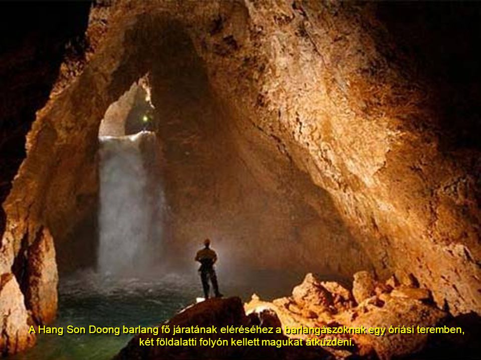 A Hang Son Doong barlang fő járatának eléréséhez a barlangászoknak egy óriási teremben, két földalatti folyón kellett magukat átküzdeni.