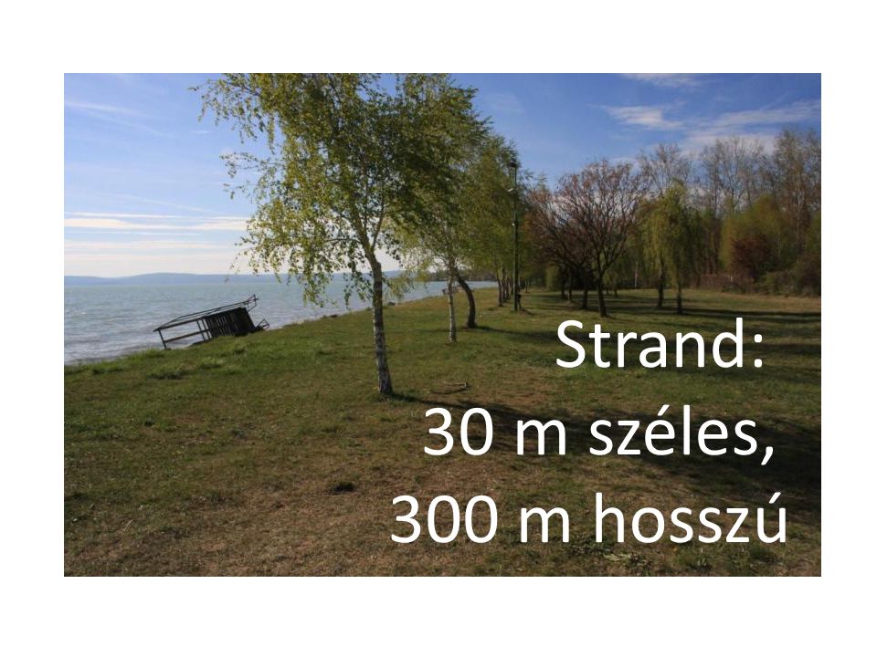 Strand: 30 m széles, 300 m hosszú