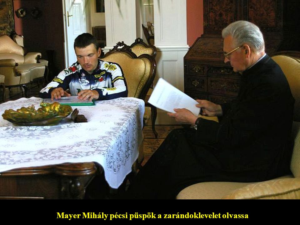 Mayer Mihály pécsi püspök a zarándoklevelet olvassa