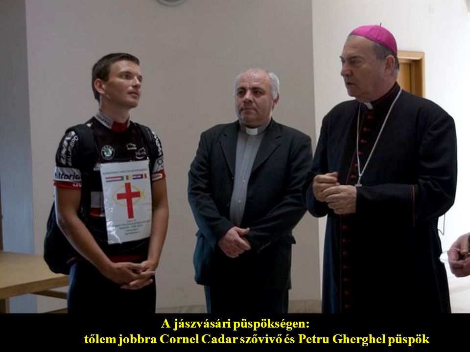 A jászvásári püspökségen: tőlem jobbra Cornel Cadar szővivő és Petru Gherghel püspök