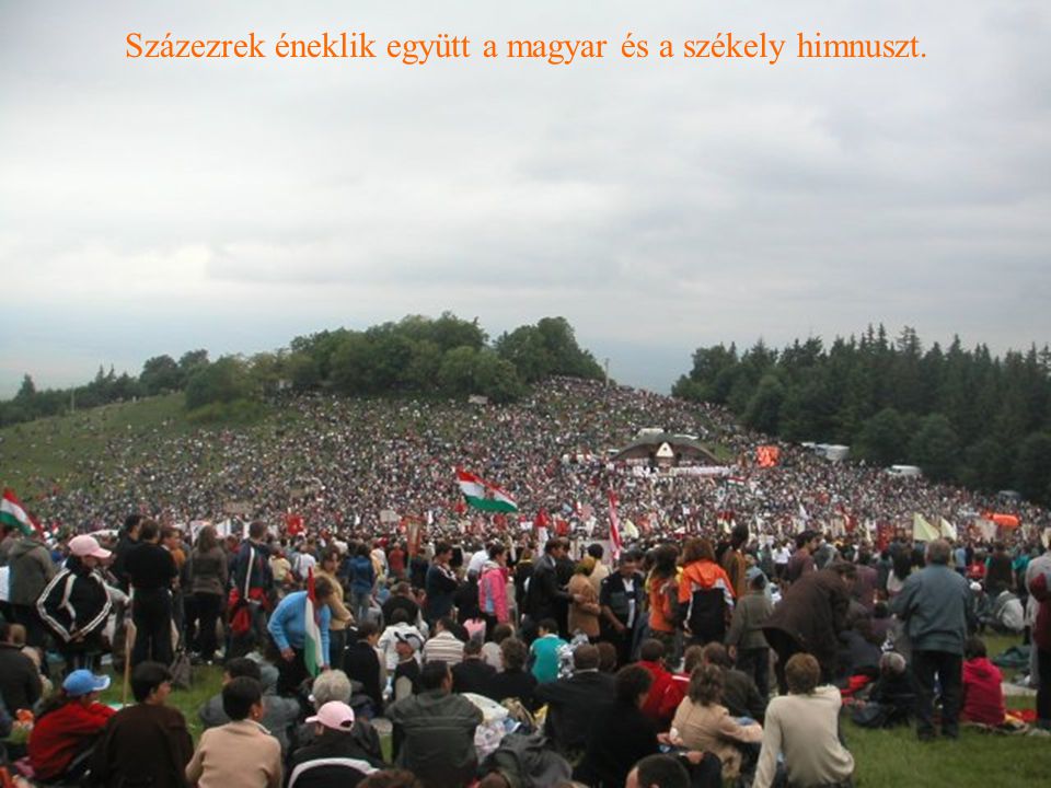 Százezrek éneklik együtt a magyar és a székely himnuszt.