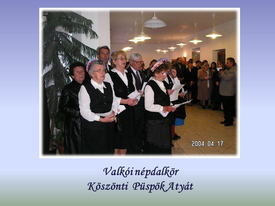 Valkói népdalkör Köszönti Püspök Atyát