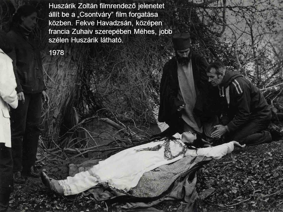 Huszárik Zoltán filmrendező jelenetet állít be a „Csontváry film forgatása közben. Fekve Havadzsán, középen francia Zuhaiv szerepében Méhes, jobb szélen Huszárik látható.