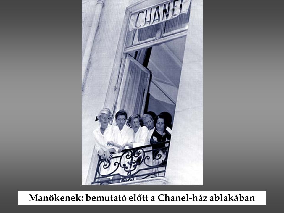 Manökenek: bemutató előtt a Chanel-ház ablakában