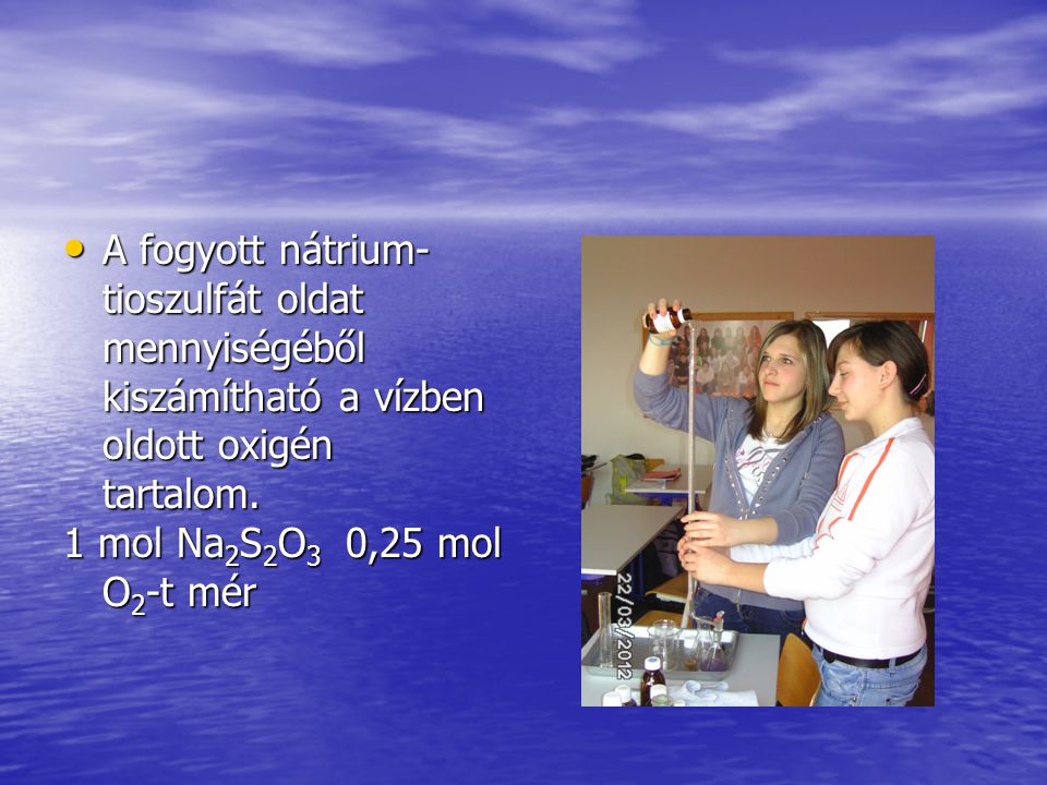 A fogyott nátrium-tioszulfát oldat mennyiségéből kiszámítható a vízben oldott oxigén tartalom.