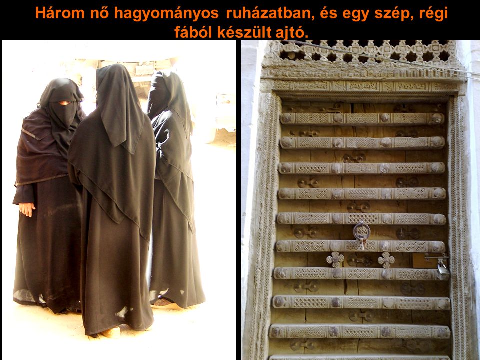 Három nő hagyományos ruházatban, és egy szép, régi fából készült ajtó.