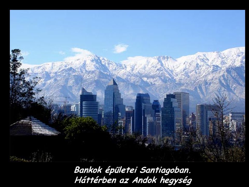Bankok épületei Santiagoban. Háttérben az Andok hegység