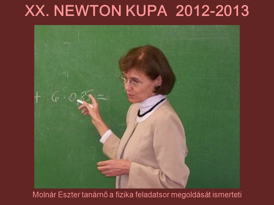 Molnár Eszter tanárnő a fizika feladatsor megoldását ismerteti