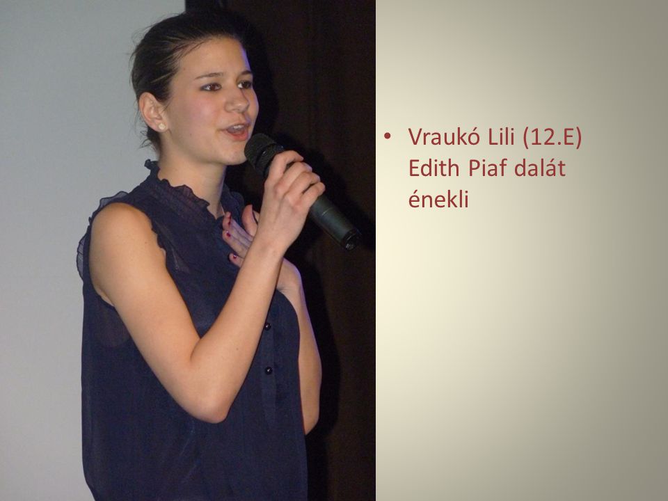 Vraukó Lili (12.E) Edith Piaf dalát énekli