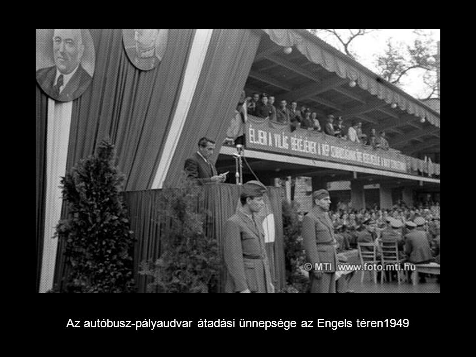 Az autóbusz-pályaudvar átadási ünnepsége az Engels téren1949