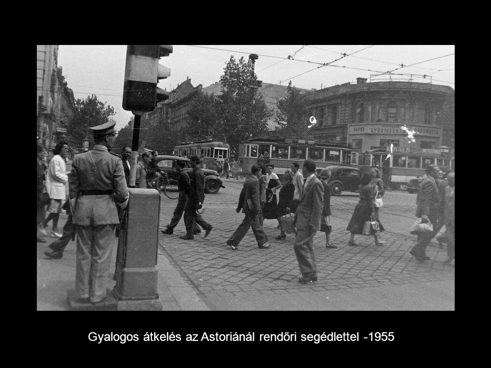 Gyalogos átkelés az Astoriánál rendőri segédlettel -1955