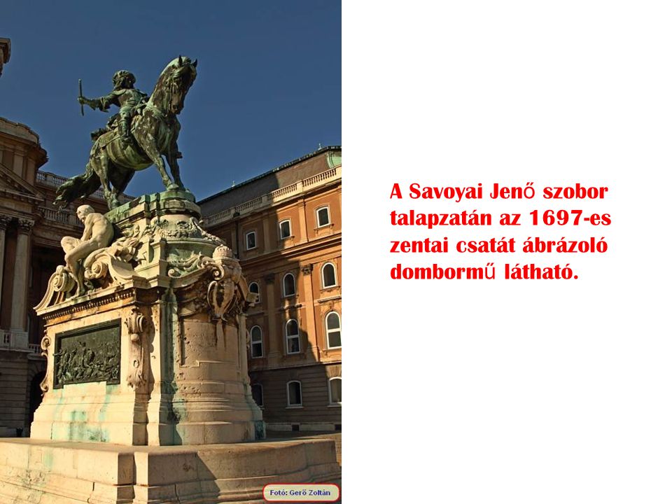 A Savoyai Jenő szobor talapzatán az 1697-es zentai csatát ábrázoló dombormű látható.