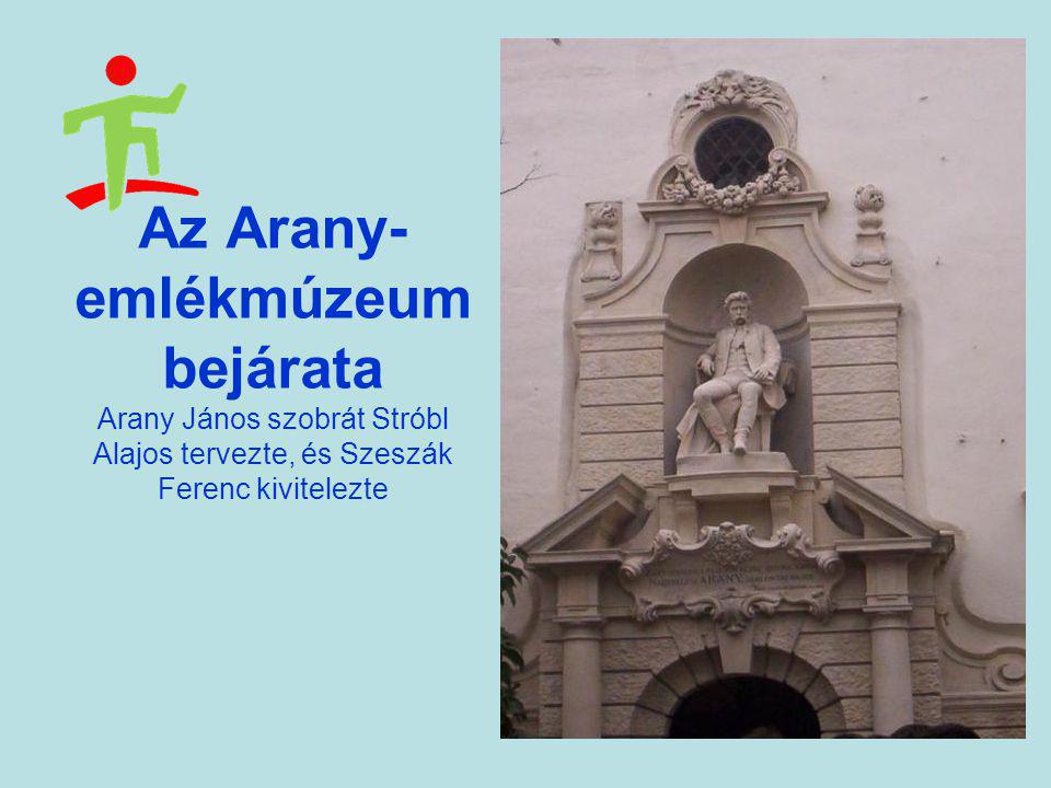 Az Arany-emlékmúzeum bejárata Arany János szobrát Stróbl Alajos tervezte, és Szeszák Ferenc kivitelezte