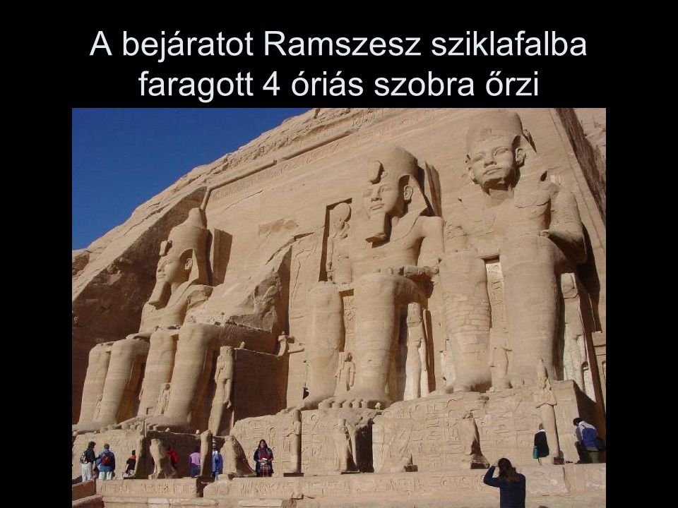 A bejáratot Ramszesz sziklafalba faragott 4 óriás szobra őrzi