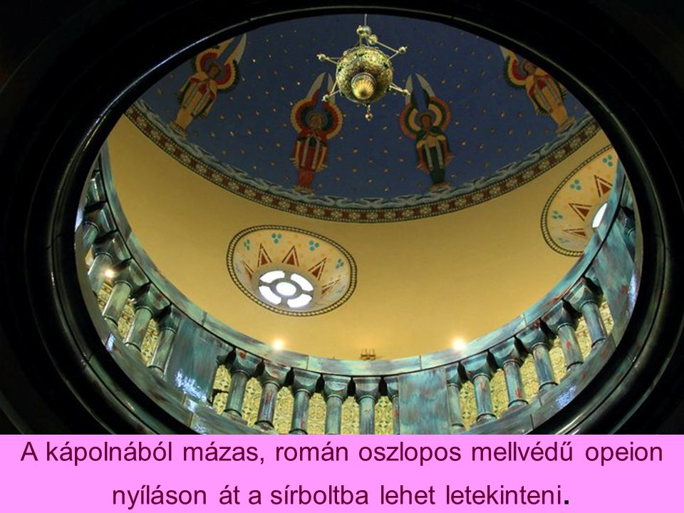 A kápolnából mázas, román oszlopos mellvédű opeion nyíláson át a sírboltba lehet letekinteni.