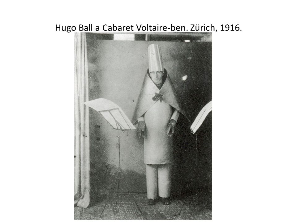 Hugo Ball a Cabaret Voltaire-ben. Zürich, 1916.