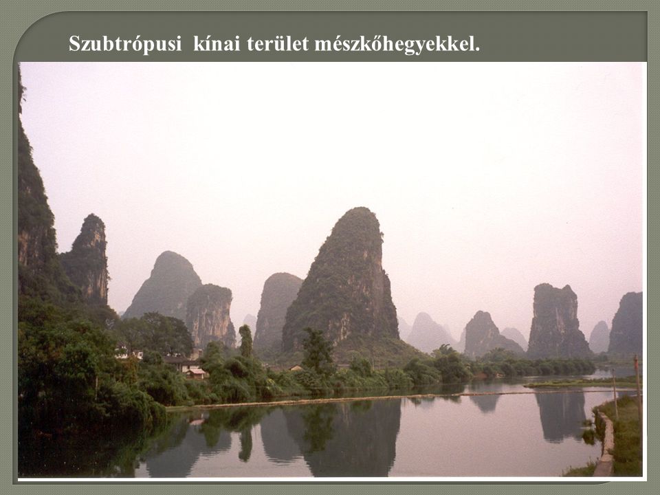 Szubtrópusi kínai terület mészkőhegyekkel.