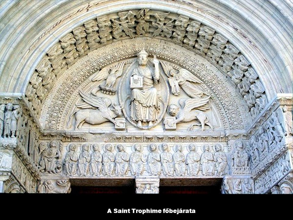 A Saint Trophime főbejárata