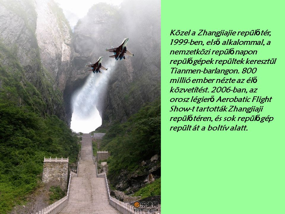 Közel a Zhangjiajie repülőtér, 1999-ben, első alkalommal, a nemzetközi repülőnapon repülőgépek repültek keresztül Tianmen-barlangon.